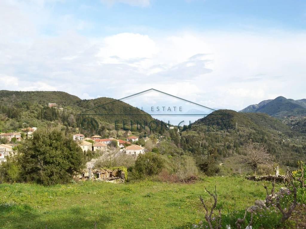 Η όμορφη θέα από το οικόπεδο