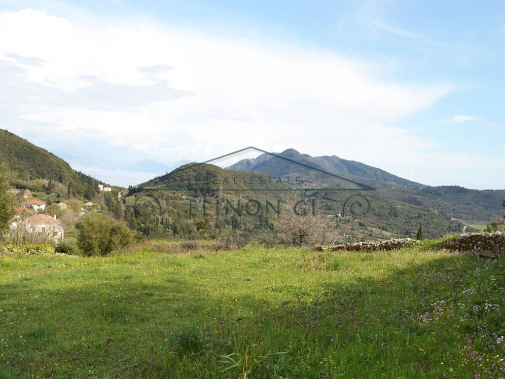 Η όμορφη θέα από το οικόπεδο