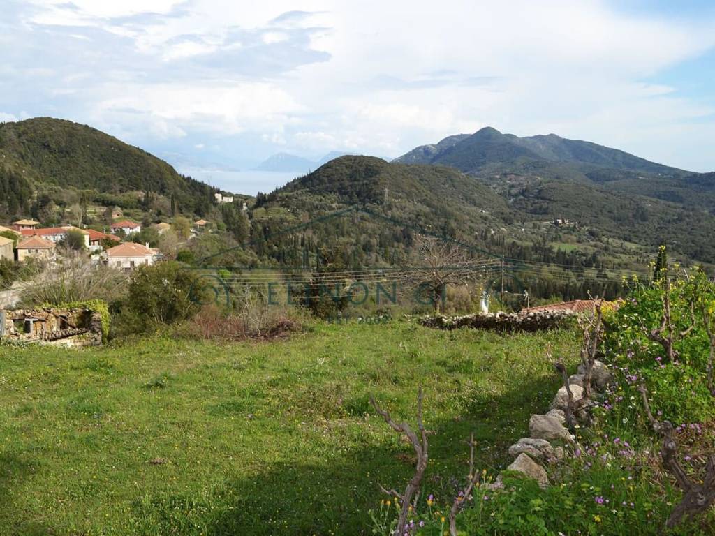 Η όμορφη θέα από το οικόπεδο