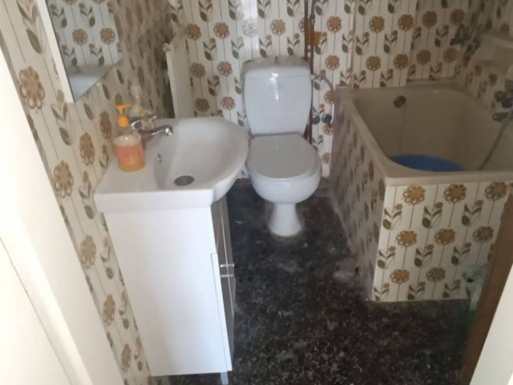 ΜΠΑΝΙΟ ΠΡΩΤΟΥ ΟΡΟΦΟΥ