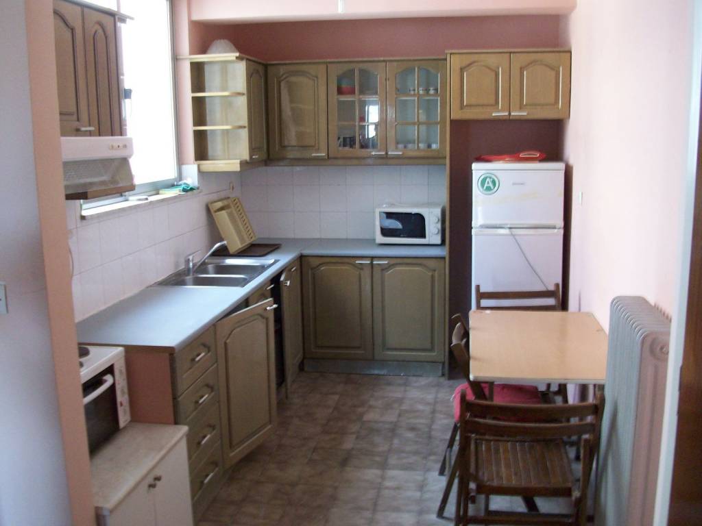 ΚΟΥΖΙΝΑ ΞΕΧΩΡΙΖΕΙ ΔΙΠΛΑ ΑΠΟ ΣΑΛΟΝΙ