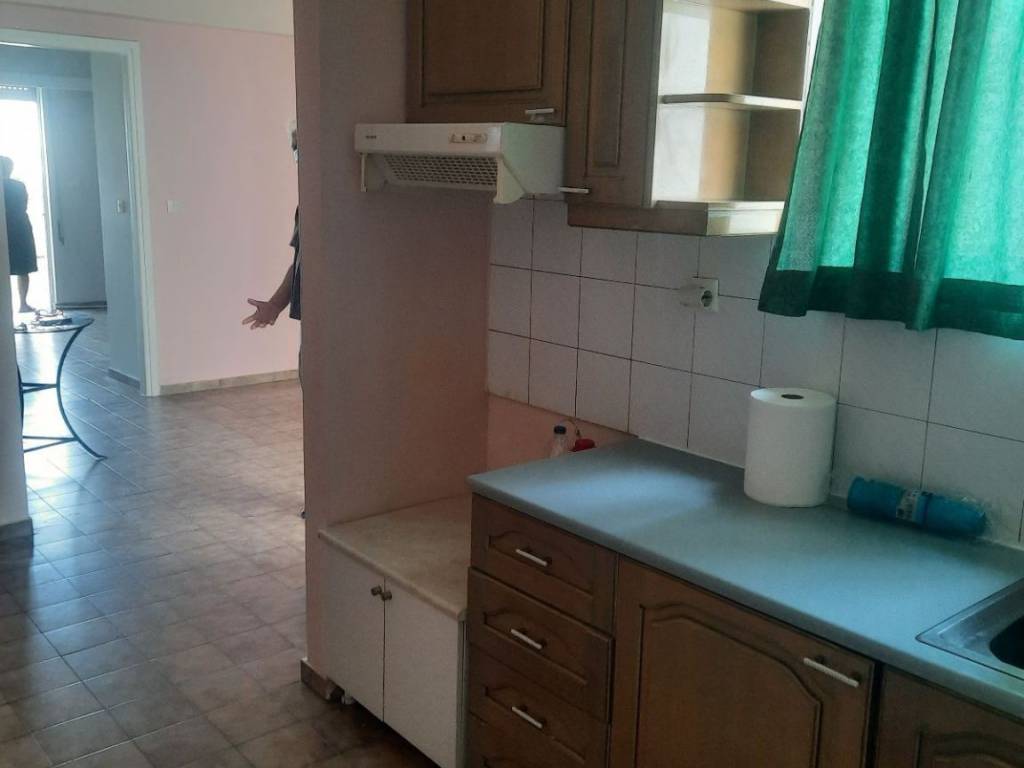 ΚΟΥΖΙΝΑ ΞΕΧΩΡΙΖΕΙ ΔΙΠΛΑ ΑΠΟ ΣΑΛΟΝΙ