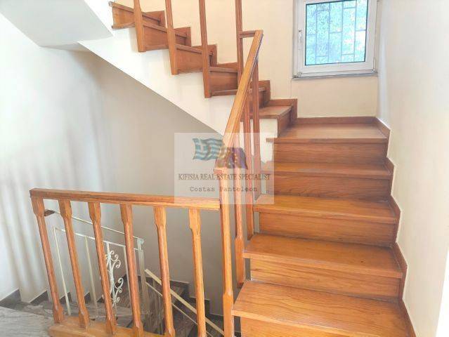 TO THE BEDROOMS - PLAYROOM