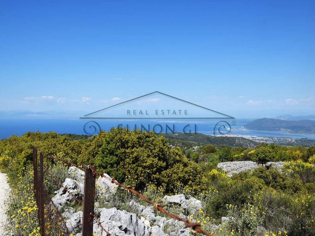 Η όμορφη θέα από το αγροτεμάχιο