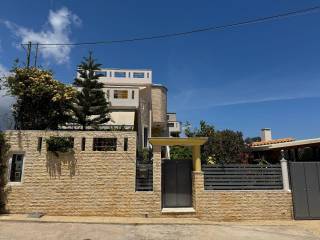 πολυτελης κατασκευη με επενδυση πετρας