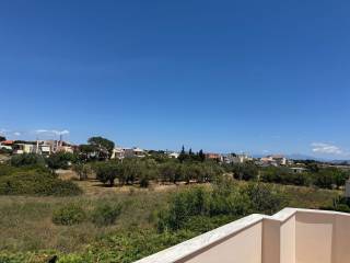 το ακινητο διαθετει περιμετρικα ανοικτο οριζοντα