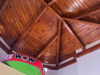 ξυλινη εμφανης οροφη στο ενα  υπνοδωματιο