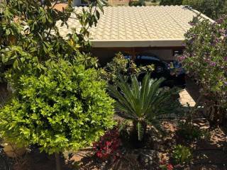 μεγαλος κηπος και θεση σκεπαστου παρκιν με ηλεκτρικη πορτα