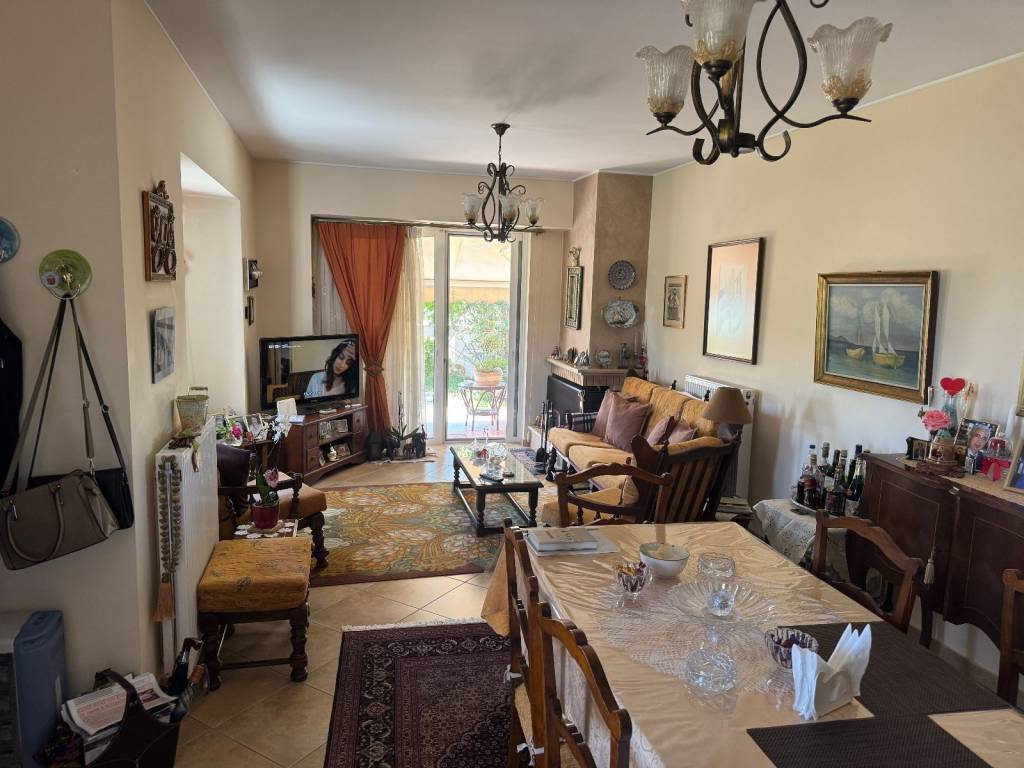 χωρος σαλονιου με τραπεζαρια φαγητου