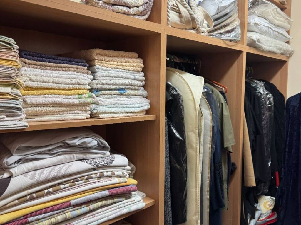 δωματιο γκαρνταρομπας στο ενα μαστερ υπνοδωματιο