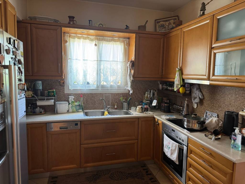 η κατοικια διαθετει δυο πληρως λειτουργικες κουζινες