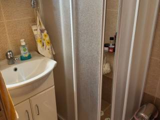 η κατοικια διαθετει 4 μπανια και 1 wc