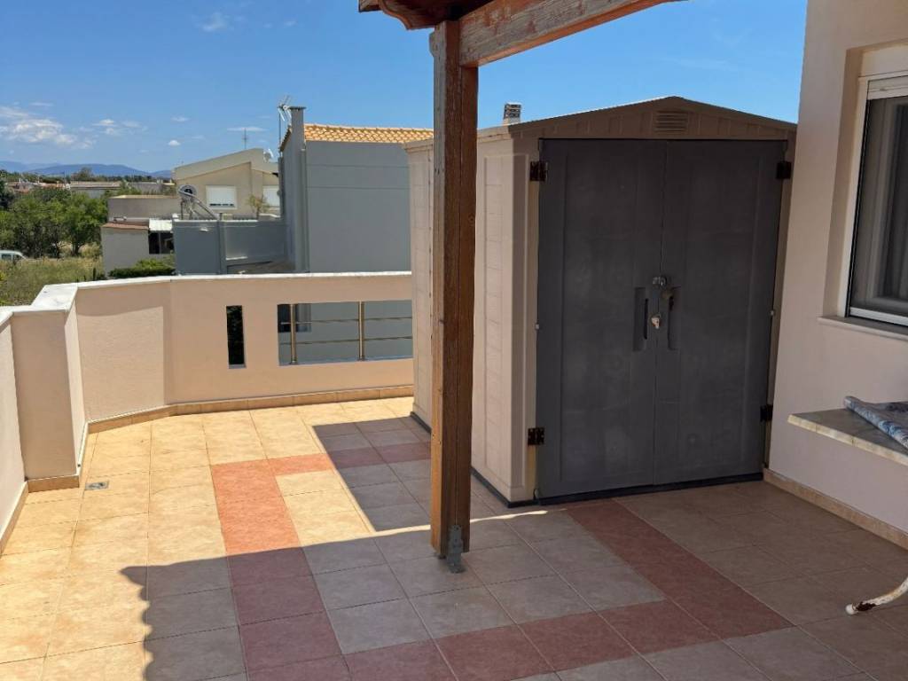 δευτερη μεγαλη βεραντα με μικρη αποθηκη και περγκολα