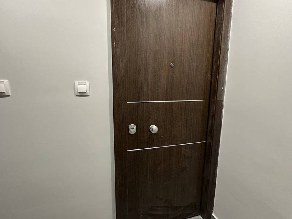 Forumland Real Estate, Θωρακισμένη πόρτα