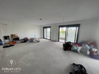 Forumland Real Estate, Σαλόνι