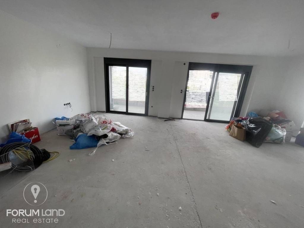 Forumland Real Estate, Σαλόνι