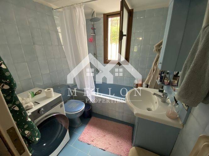 Μπάνιο,Ισόγειο