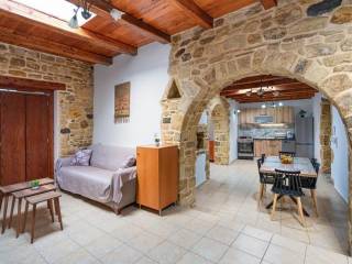 THea sto kathistiko, sten trapezaria kai ten koyzina