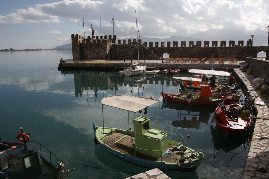 TO LIMANI TES NAYPAKTOY