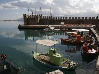 TO LIMANI TES NAYPAKTOY