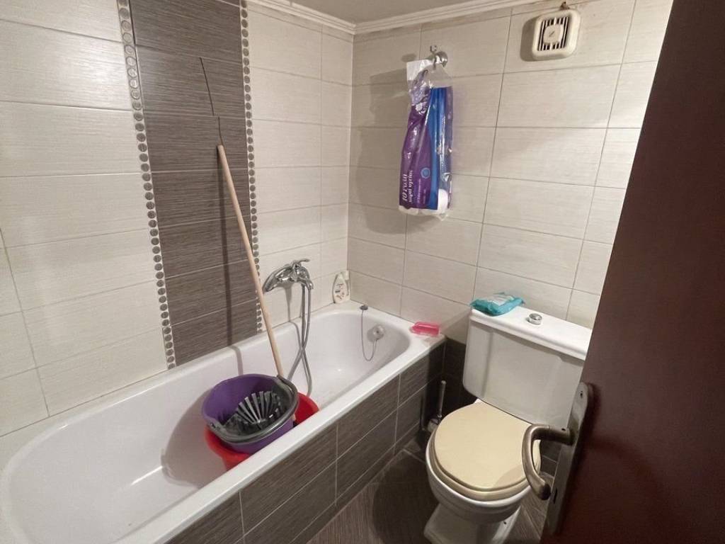 Forumland Real Estate, Μπάνιο