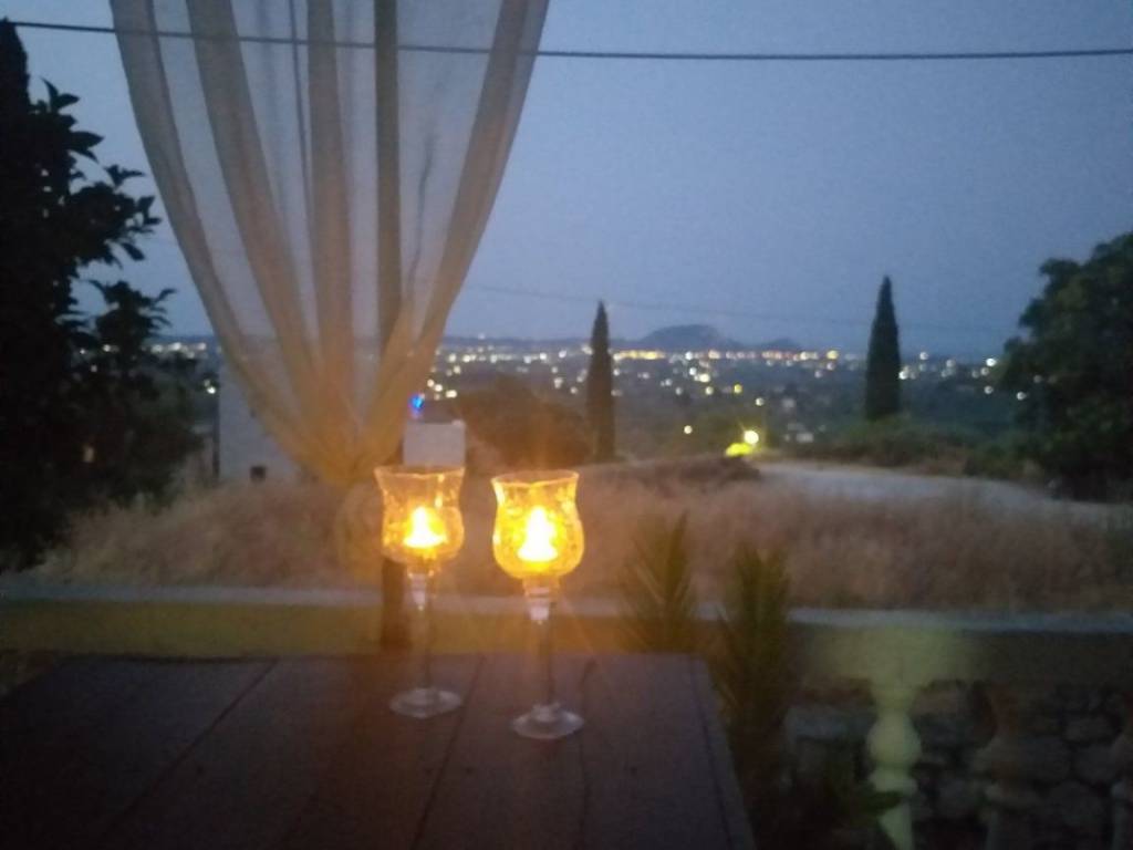 Kalokairine yperoche thea apo beranta