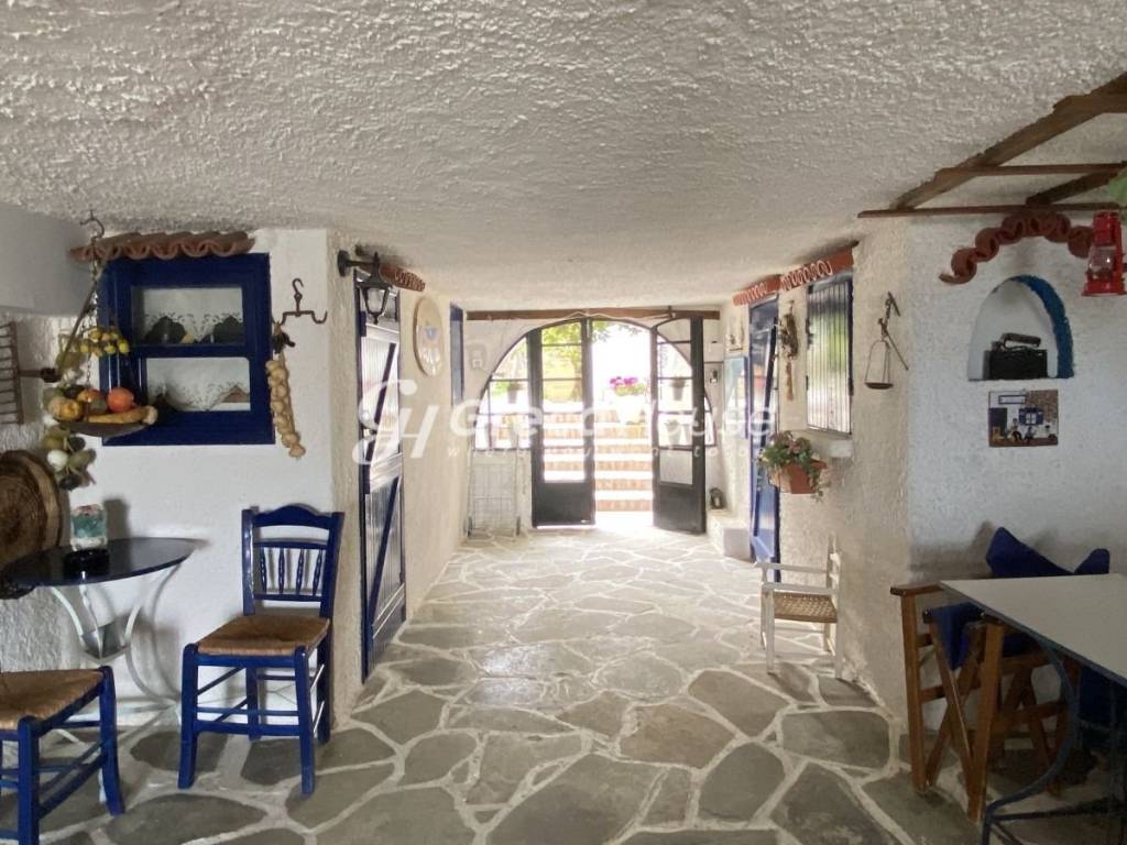 Παραθαλλάσιο ξενοδοχείο προς πώληση στην Έυβοια