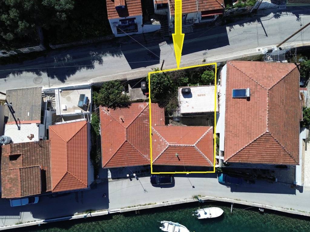 Location and border of waterfront property for sale