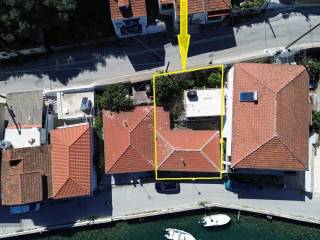 Location and border of waterfront property for sale