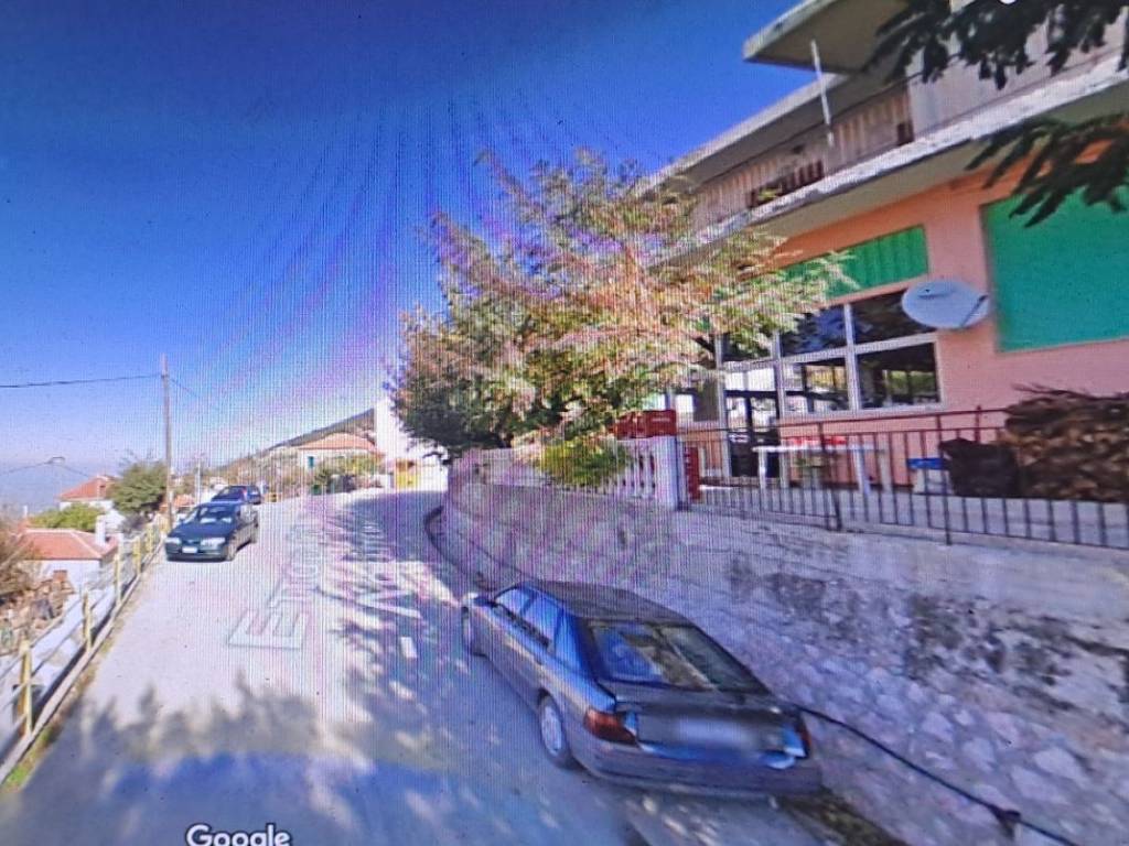 ΚΕΝΤΡΟ ΚΑΠΟΥΣΙ ΜΕ ΚΑΠΟΙΑ  ΜΑΓΑΖΙΑ