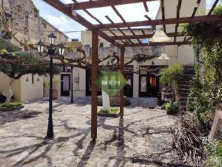 αυλή στην πίσω πλευρά