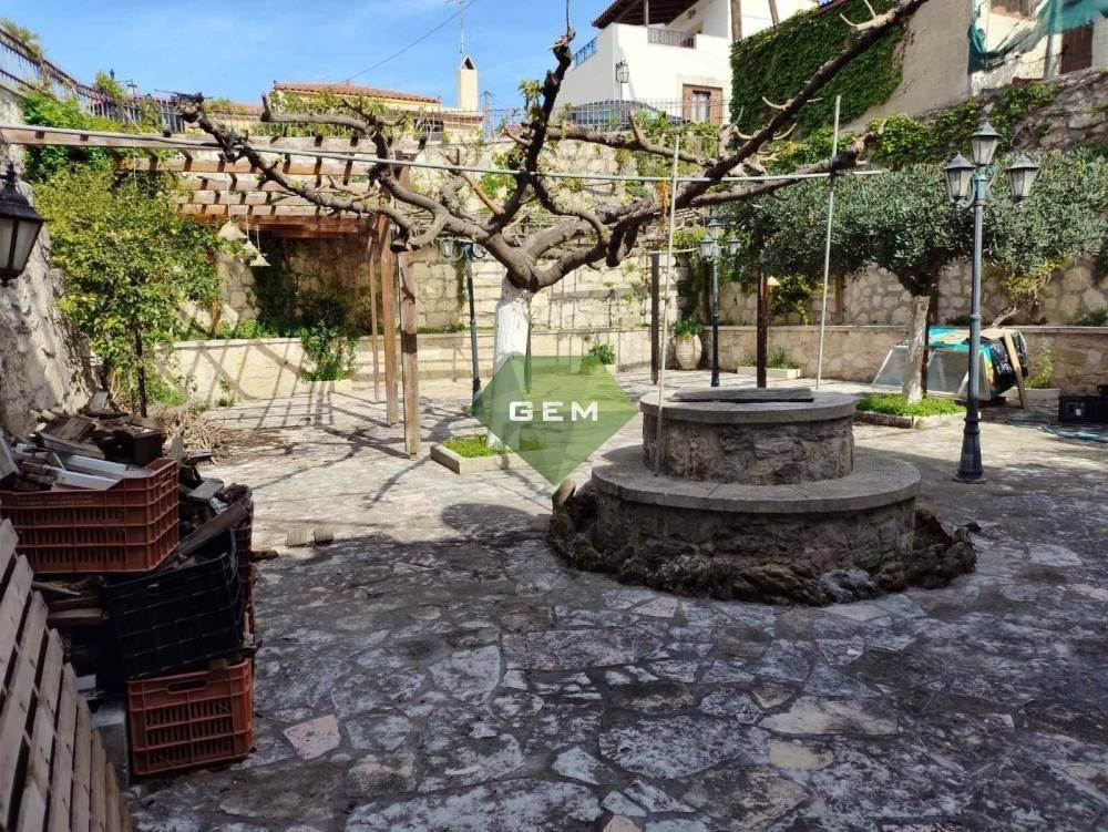 αυλή στην πίσω πλευρά