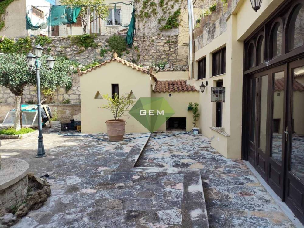 αυλή στην πίσω πλευρά