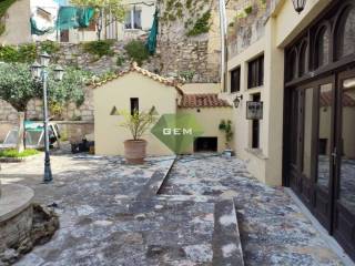 αυλή στην πίσω πλευρά