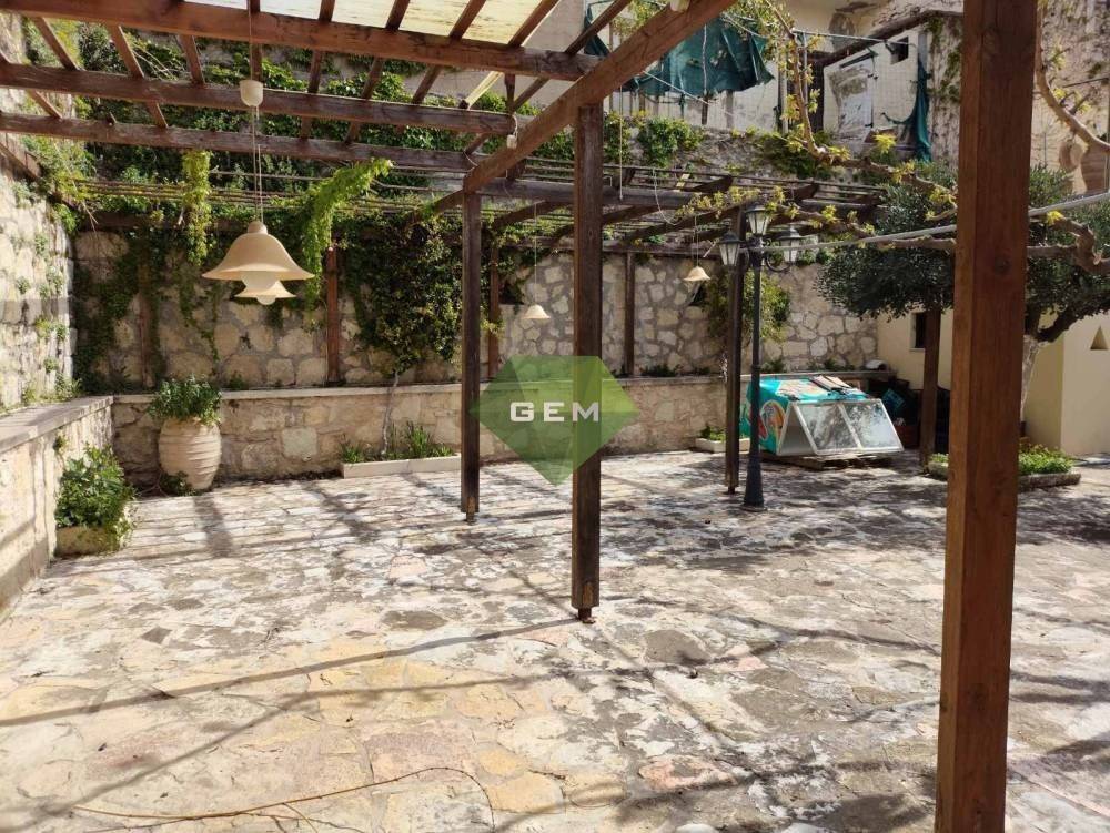 αυλή στην πίσω πλευρά