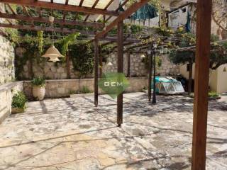 αυλή στην πίσω πλευρά