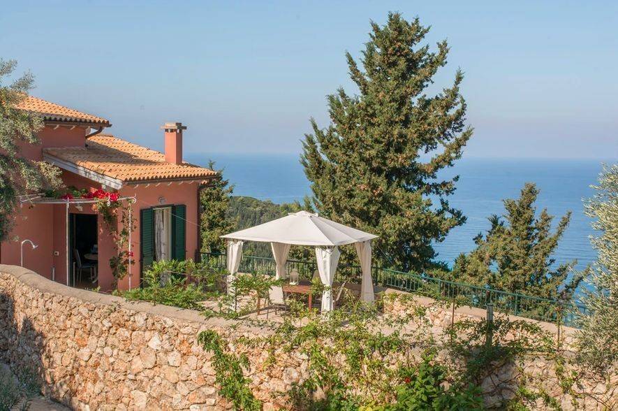 PERIPHRAGMENO ME OMORPHE PETRA