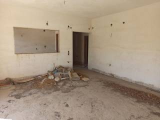 ENIAIOS CHOROS SALONI-TRAPEZARIA