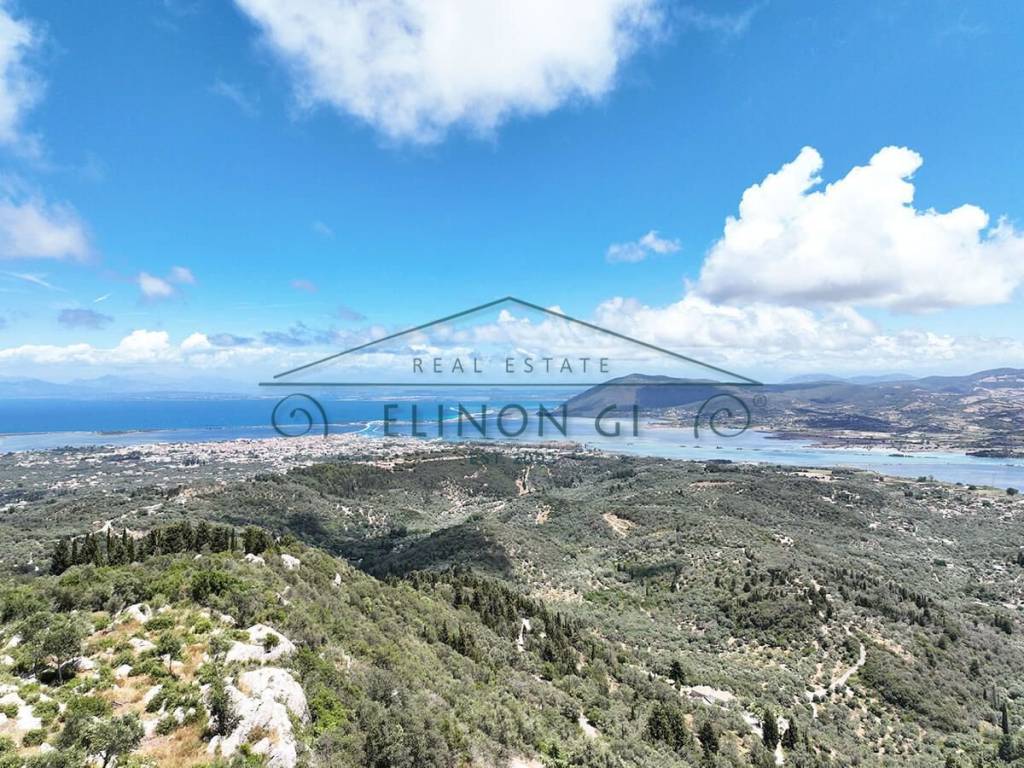 Η καταπληκτική θέα από το αγροτεμάχιο