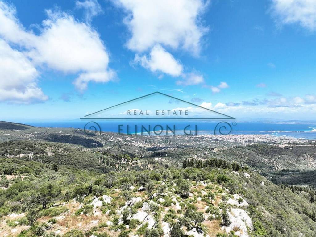 Η καταπληκτική θέα από το αγροτεμάχιο