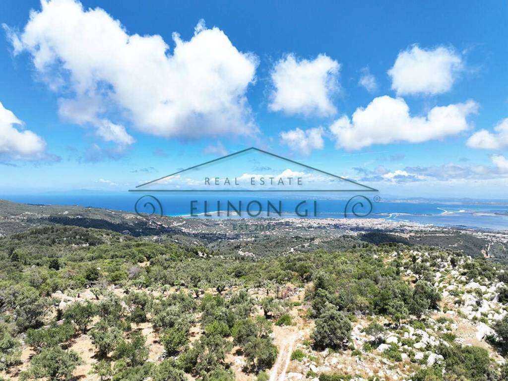 Η καταπληκτική θέα από το αγροτεμάχιο