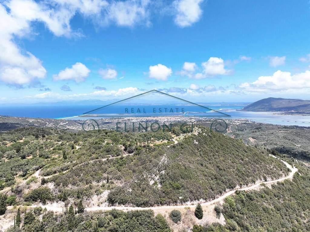 Η καταπληκτική θέα από το αγροτεμάχιο