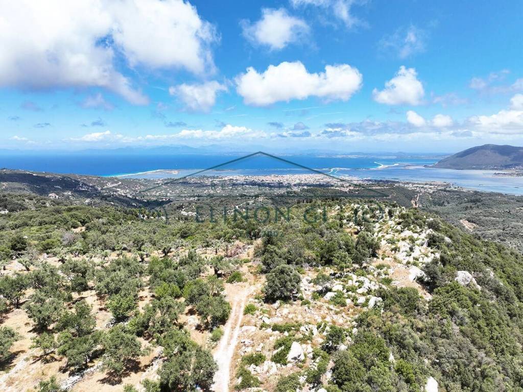 Η καταπληκτική θέα από το αγροτεμάχιο