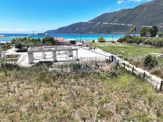 Το μοναδικό οικόπεδο πολύ κοντά στη παραλία