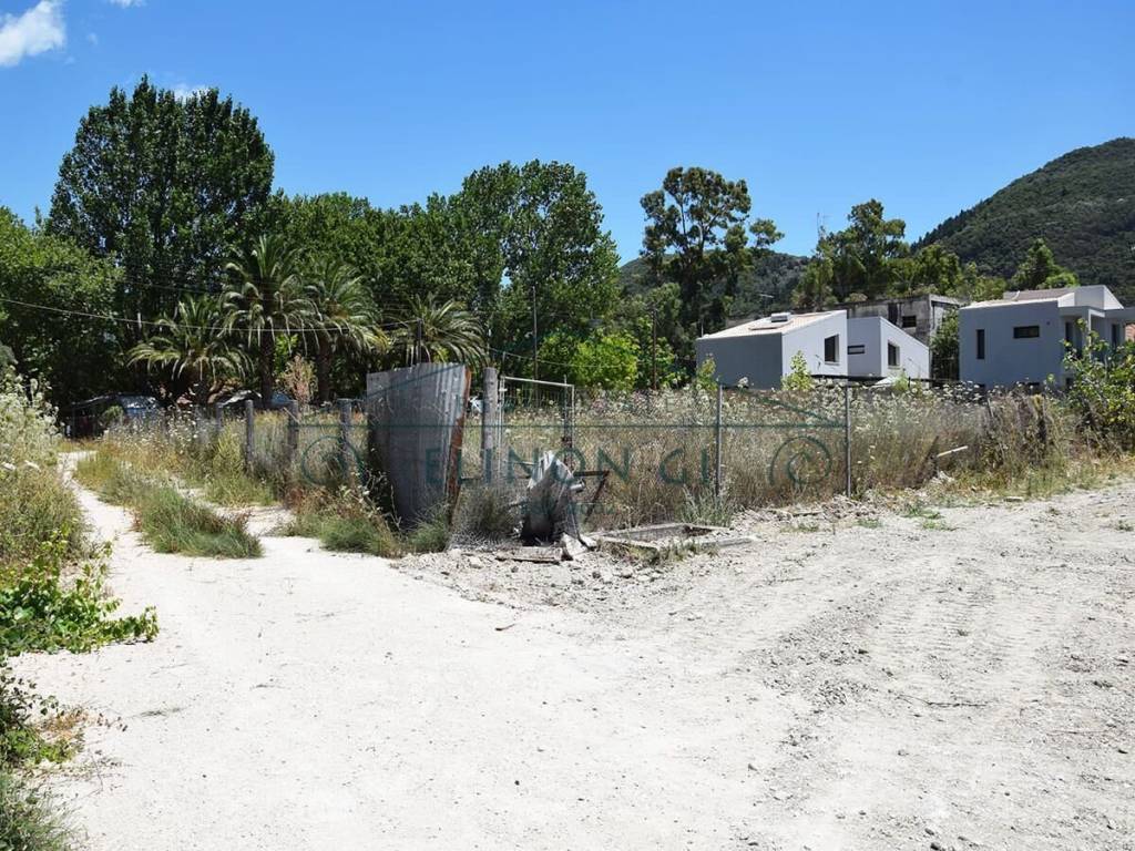 Το μοναδικό οικόπεδο πολύ κοντά στη παραλία