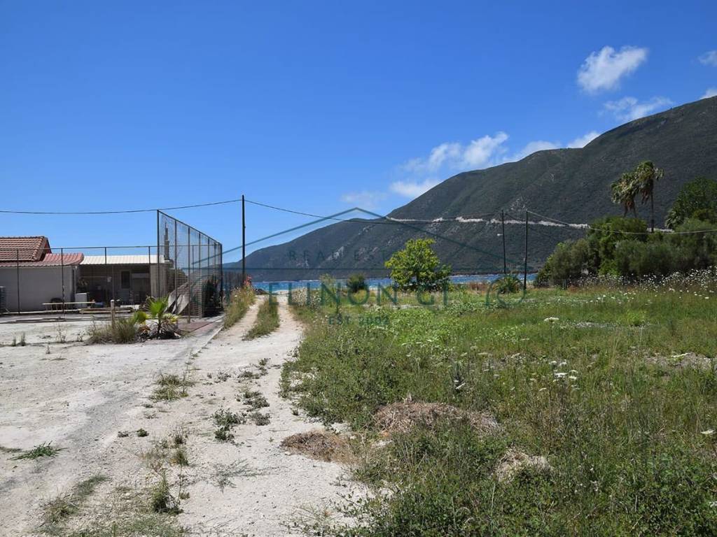 Το μοναδικό οικόπεδο πολύ κοντά στη παραλία