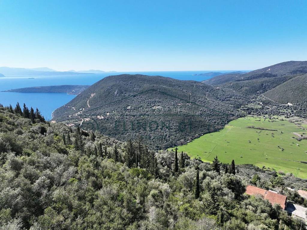 E omorphe thea apo to oikopedo