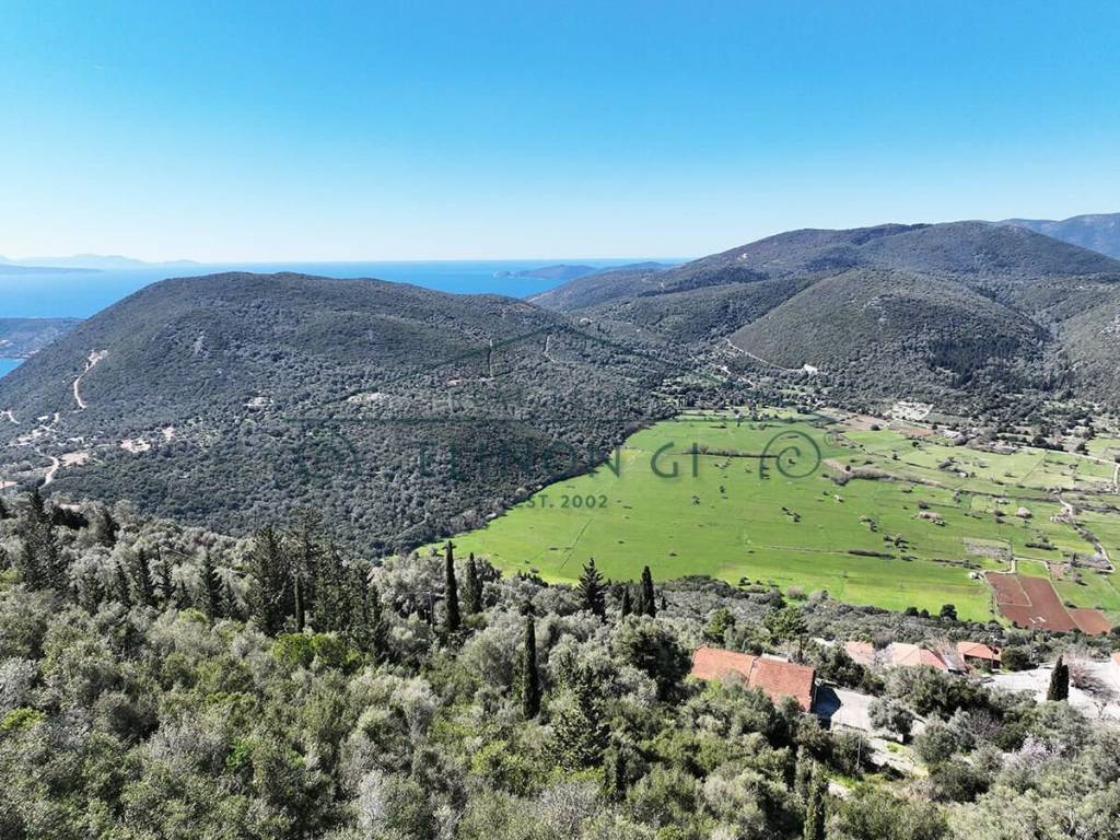 E omorphe thea apo to oikopedo