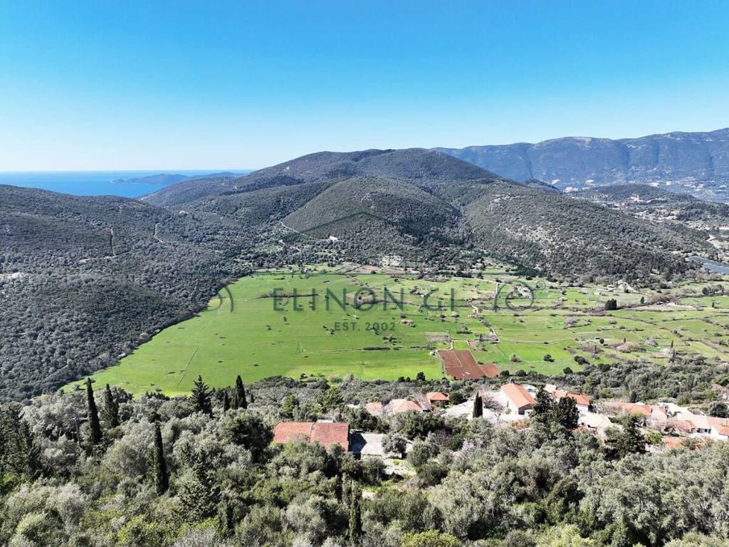 E omorphe thea apo to oikopedo