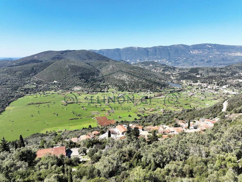 E omorphe thea apo to oikopedo